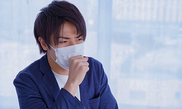 咳込む男性（イメージ画像）